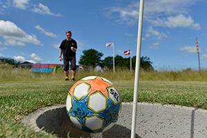 Ned i hullet med bolden Fodboldgolf