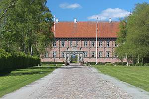 Det smukke slot Voergård Slot nær Voerså i Nordjylland Oplev det ægte middelalderslot Voergård Slot nær sommerhusområdet Voerså