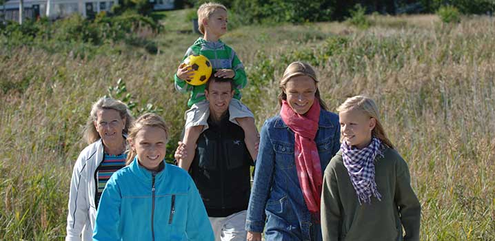 Familj på vandring i den danska naturen
