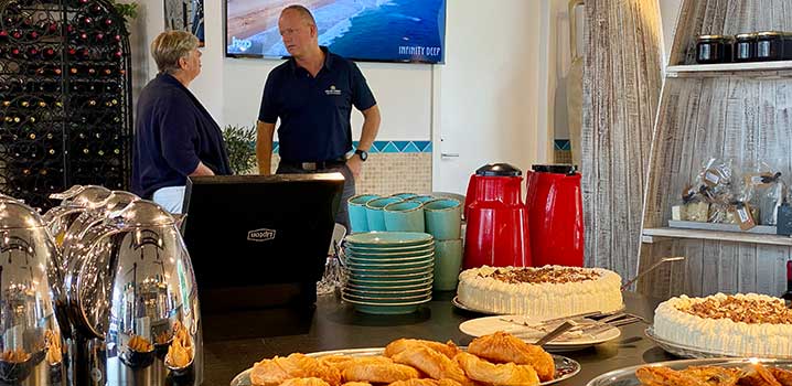 Der blev disket op med hjemmebagt kringle, wienerbrød, brødtort og kaffe, da Sol og Strand Rømø torsdag slog dørene op til deres nye kontor i Ballum Der blev disket op med hjemmebagt kringle, wienerbrød, brødtort og kaffe, da Sol og Strand Rømø torsdag slog dørene op til deres nye kontor i Ballum